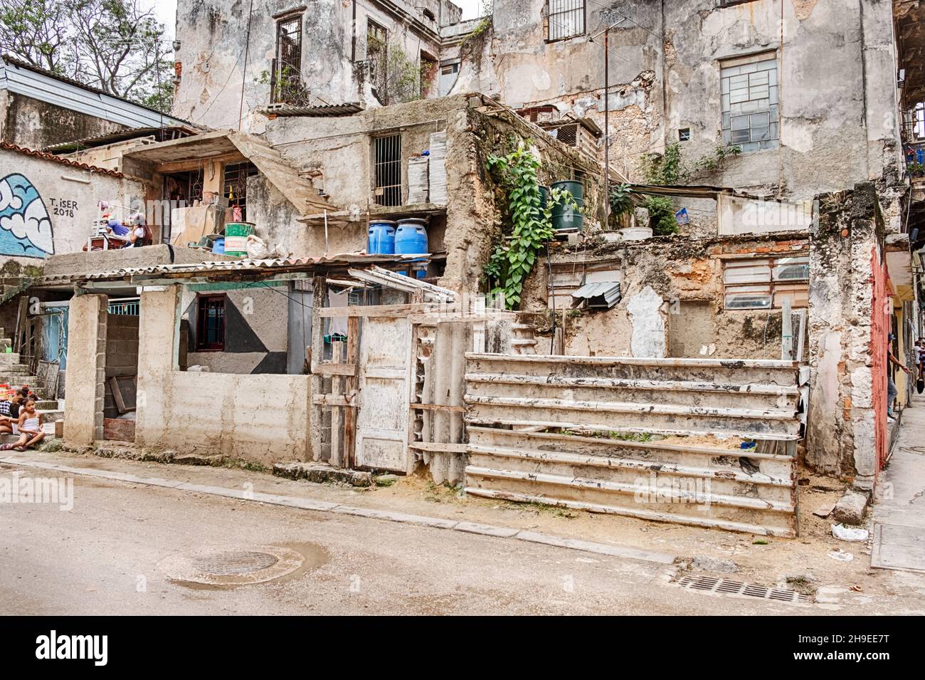 Ein heruntergekommenes Wohnhaus in der Altstadt von Havanna Vieja, Kuba ist typisch für den älteren Wohnungsbestand der Stadt. Stockfoto