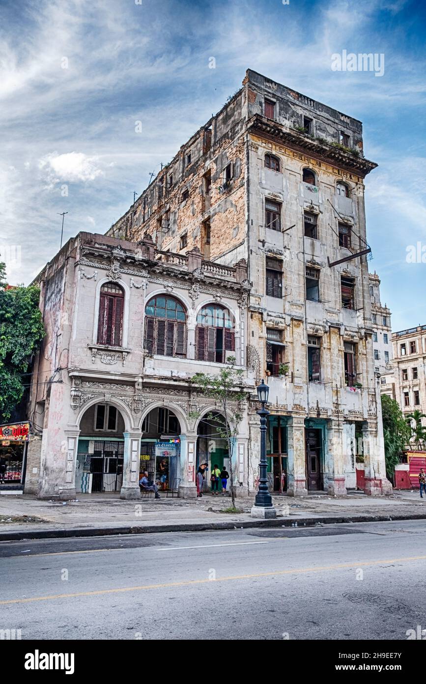 Kuba, ein altes und verfallendes Gebäude in den Straßen von Havanna, braucht einen neuen Anstrich und eine modernisierte Fassade. Stockfoto