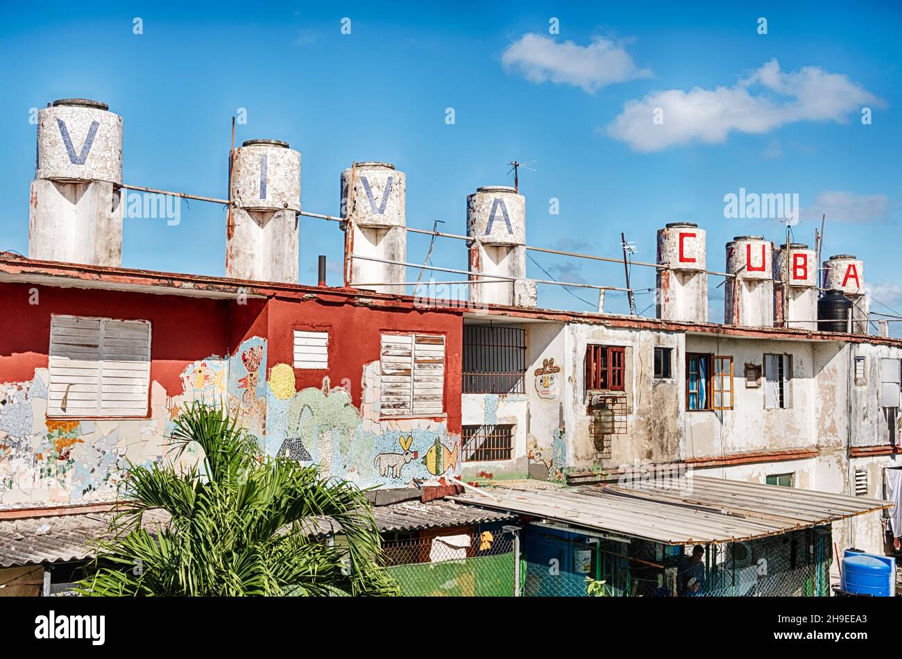 Viva Cuba ist auf den Schornsteinen eines Wohnhauses im Kunstviertel Fusterlandia in Havanna, Kuba, dargestellt. Stockfoto