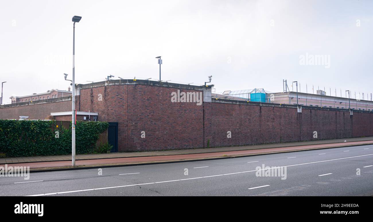 Haaglanden Penitentiary in Scheveningen, Niederlande. Innerhalb der Mauern des Komplexes befindet sich auch die Haftanstalt der Vereinten Nationen (UNDU). Stockfoto