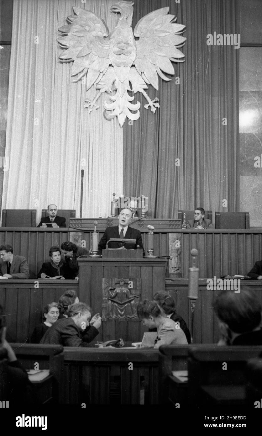 Warszawa, 1947-10-29. Posiedzenie Sejmu. NZ. premier Józef Cyrankiewicz wyg³asza aussetzen. W g³êbi marsza³ek Sejmu W³adys³aw Kowalski (za premierem). ps/gr PAP Warschau, 29. Oktober 1947. Der Sejm im Sitzen. Im Bild: Premierminister Jozef Cyrankiewicz gibt eine politische Erklärung ab. Im Hintergrund, hinter dem PM Sejm Speaker Wladyslaw Kowalski. ps/gr PAP Stockfoto