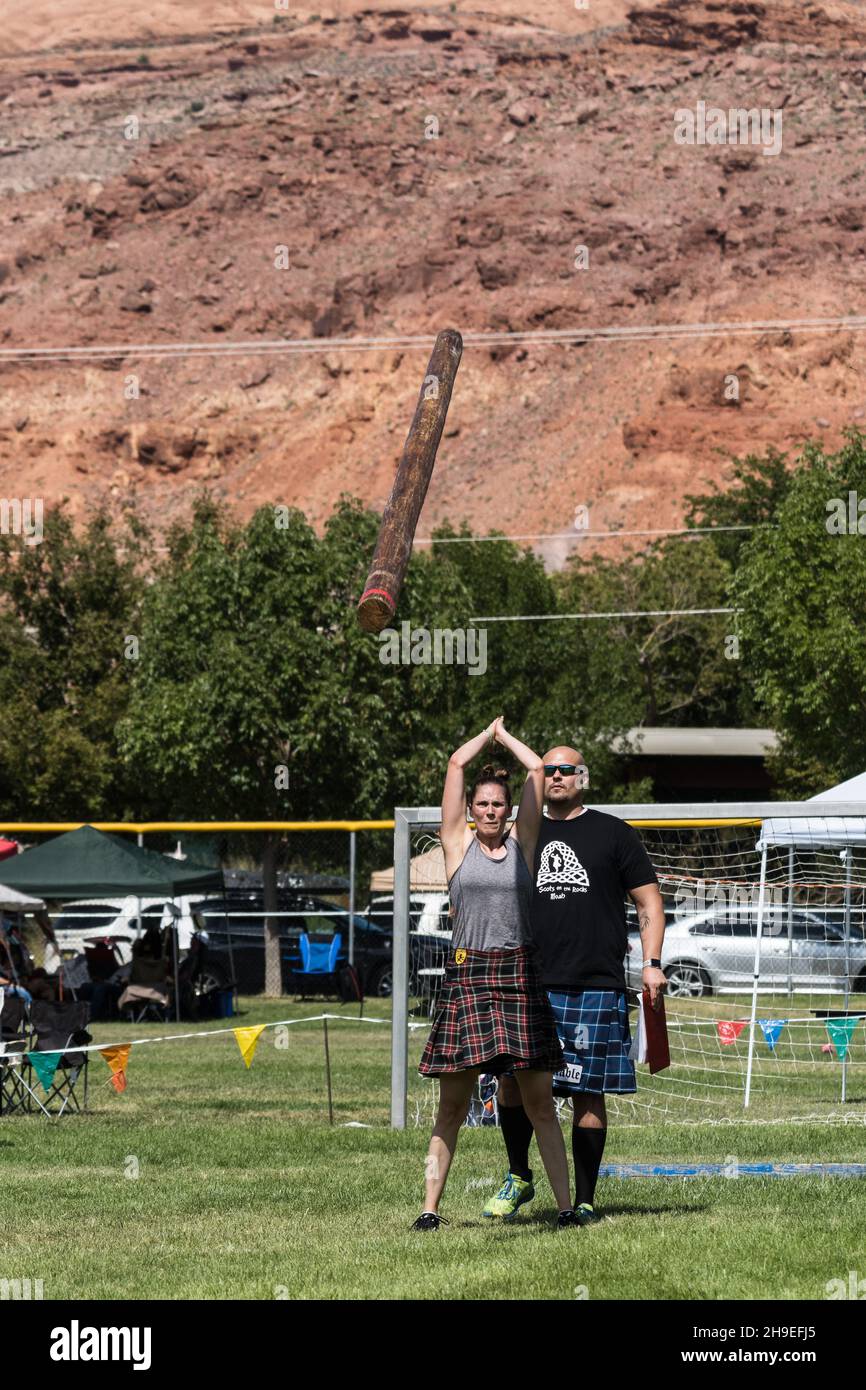 Eine weibliche Konkurrentin tosses die Kabbier in einem Wettbewerb auf einem schottischen Festival in Utah. Stockfoto