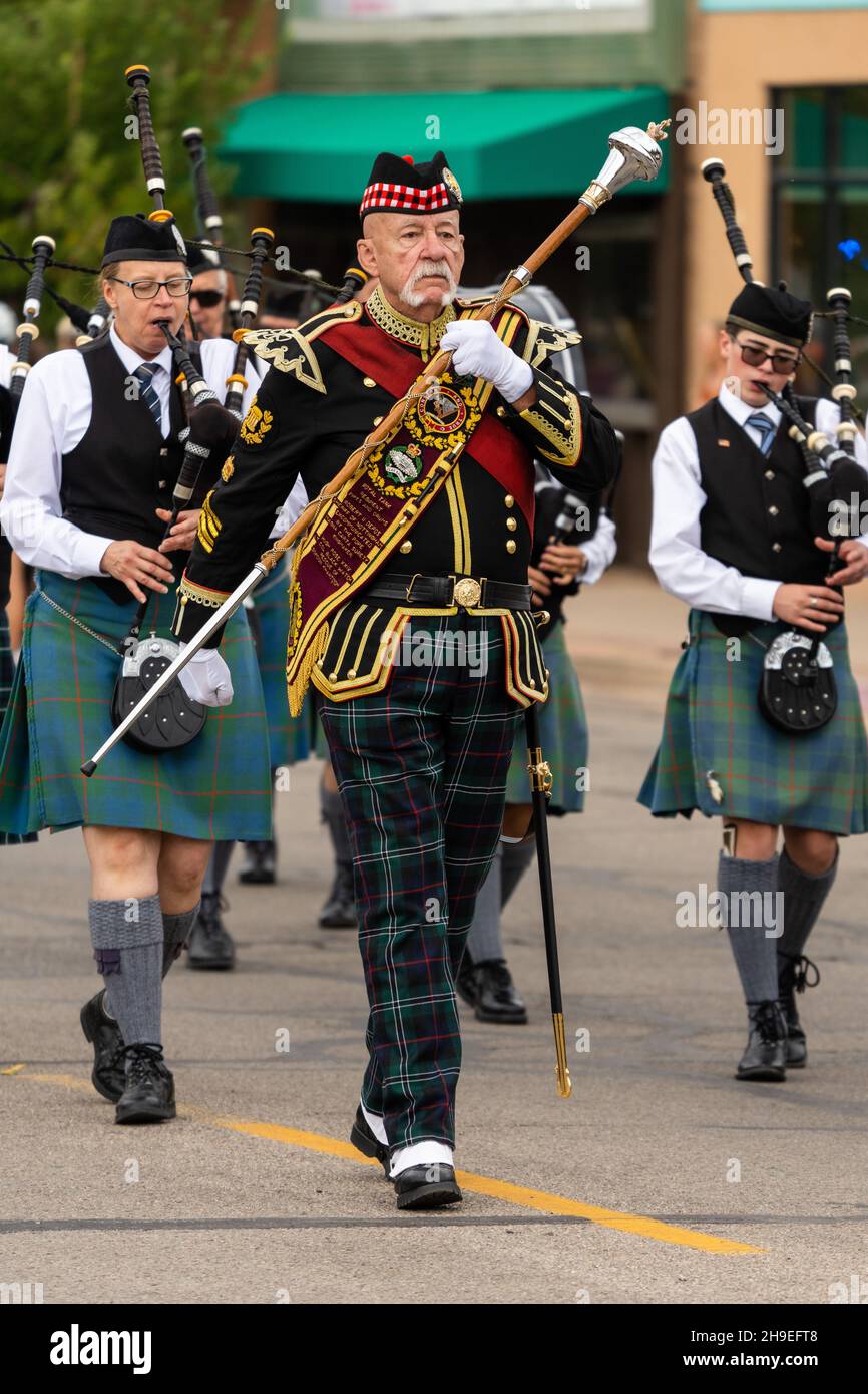 Ein Highland Drum Major in voller Regalia mit seiner Mace führt eine Pfeifenband bei einer Parade auf einem schottischen Festival in Utah, USA. Stockfoto