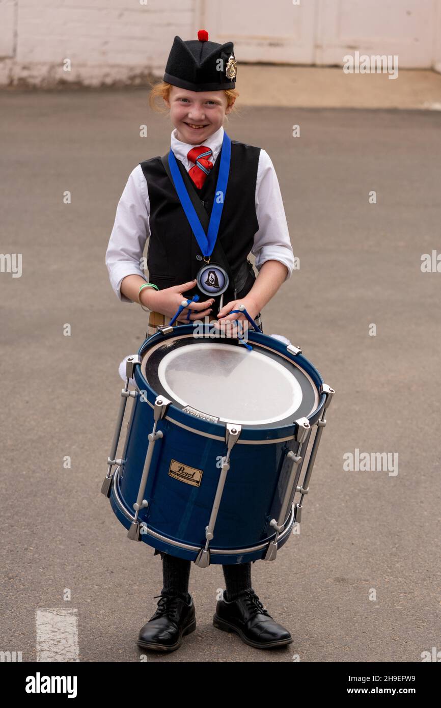 Eine junge Schlagzeugerin in einer Highland-Pfeifenband mit ihrer Tenortrommel auf einem schottischen Festival in Utah. Stockfoto
