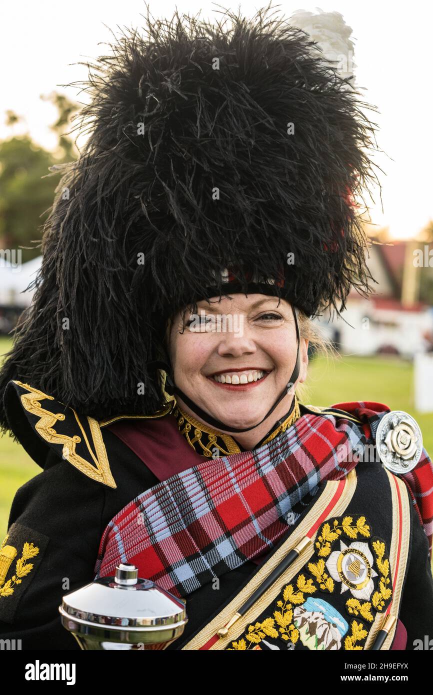 Eine Highland-Pfeifenband drum major in ihrer vollen Insignie mit einer Straußenfederhaube auf einem schottischen Festival in Utah. Stockfoto