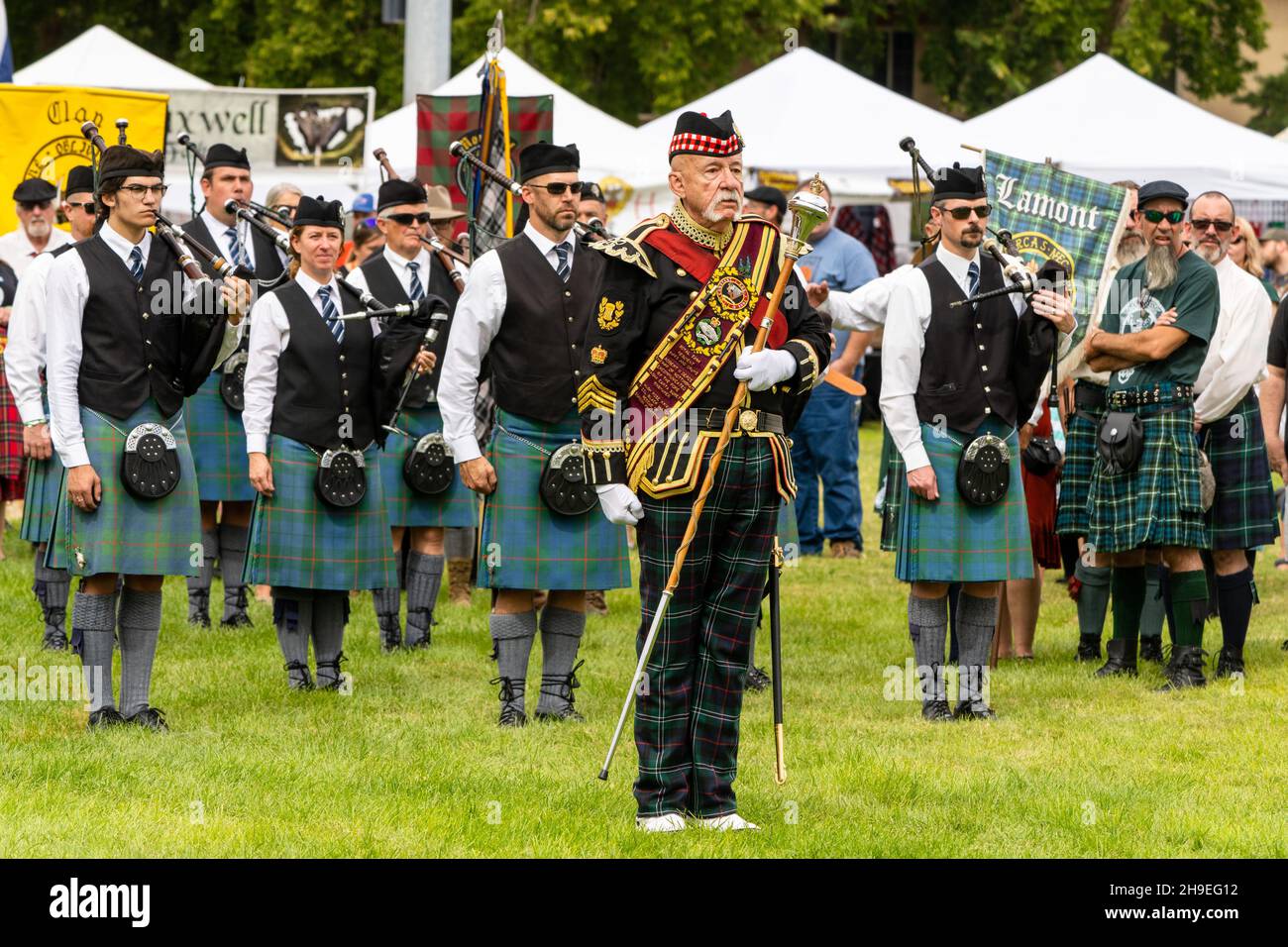 Ein Highland Drum Major in voller Regalia mit seiner Mace führt eine Pfeifenband auf einem schottischen Festival in Utah, USA. Stockfoto