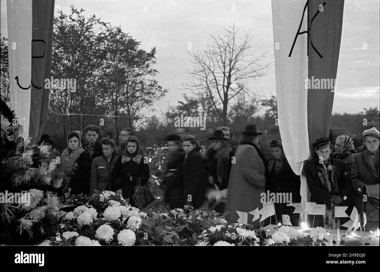 Warszawa, 1947-11-01. Dzieñ Wszystkich Œwiêtych na cmentarzu Wojskowym na Pow¹zkach. NZ. Ludzie przy Pomniku ¿o³nierzy Armii Krajowej. ps/gr PAP Warschau, 1. November 1947. Allerheiligen auf dem Powazki Militärfriedhof. Im Bild: Menschen am Denkmal der Heimatarmee. ps/gr PAP Stockfoto