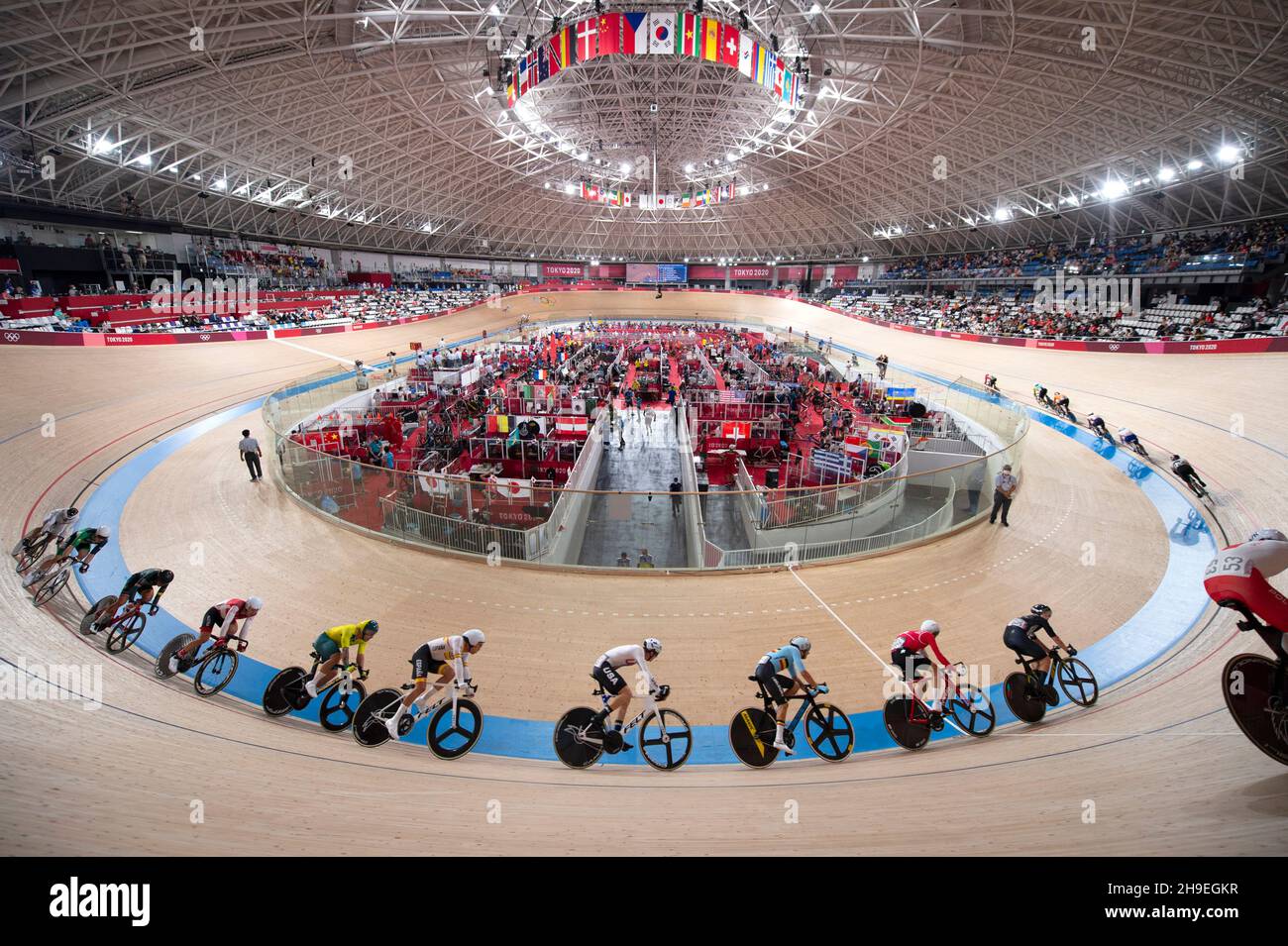 Fahrer auf der Strecke während des Madison Events bei den Olympischen Spielen 2020 in Tokio, Izu Velodrome, Japan Stockfoto