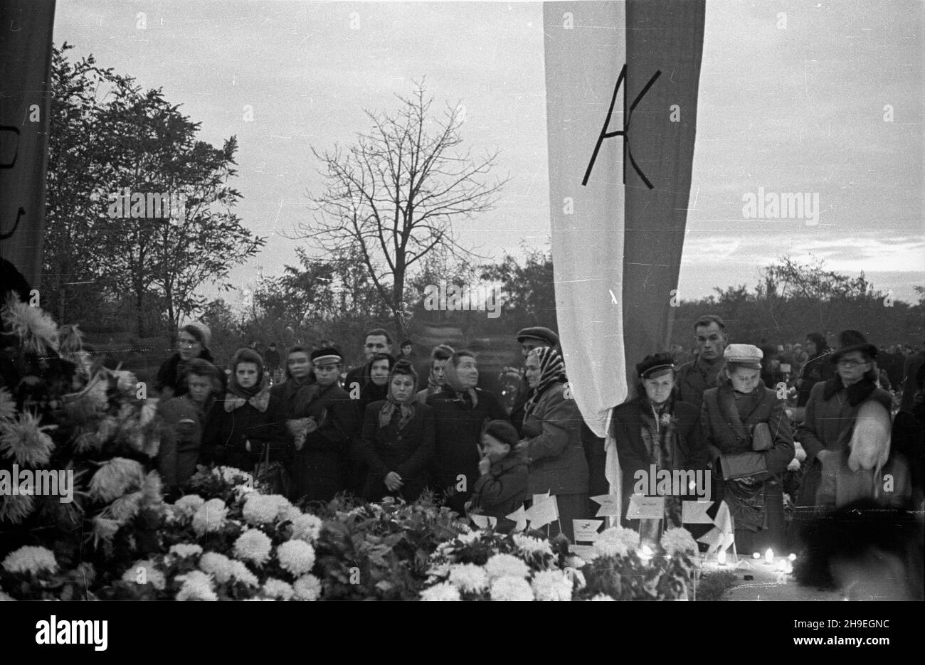 Warszawa, 1947-11-01. Dzieñ Wszystkich Œwiêtych na cmentarzu Wojskowym na Pow¹zkach. NZ. Ludzie przy Pomniku ¿o³nierzy Armii Krajowej. ps/gr PAP Warschau, 1. November 1947. Allerheiligen auf dem Powazki Militärfriedhof. Im Bild: Menschen am Denkmal der Heimatarmee. ps/gr PAP Stockfoto