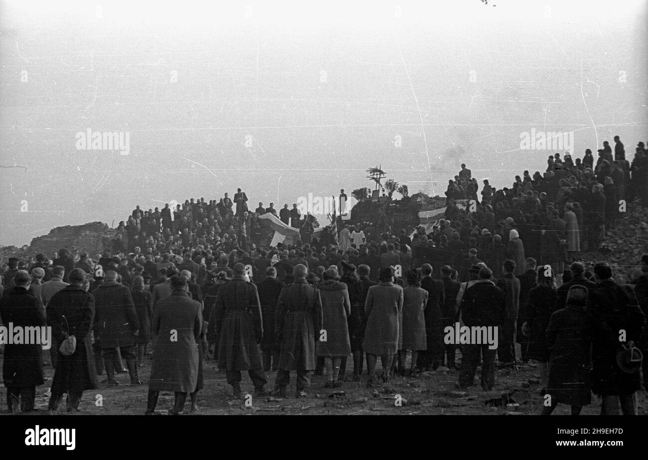 Warszawa, 1947-11-01. Msza ¿a³obna na gruzach Pawiaka w ho³dzie zamordowanym w niemieckich wiêzieniach i obozach. NZ. Delegacje organizacji spo³ecznych i rodziny pomordowanych podczas mszy. ps/gr PAP Warschau, 1. November 1947. Die Trauermesse zu Ehren der in deutschen Gefängnissen und Konzentrationslagern ermordeten Menschen wurde in den Ruinen von Pawiak, dem ehemaligen Gefängnis, angeboten. Im Bild: Delegationen von sozialen Übernahmen und Familien der Ermordeten während der Messe. ps/gr PAP Stockfoto