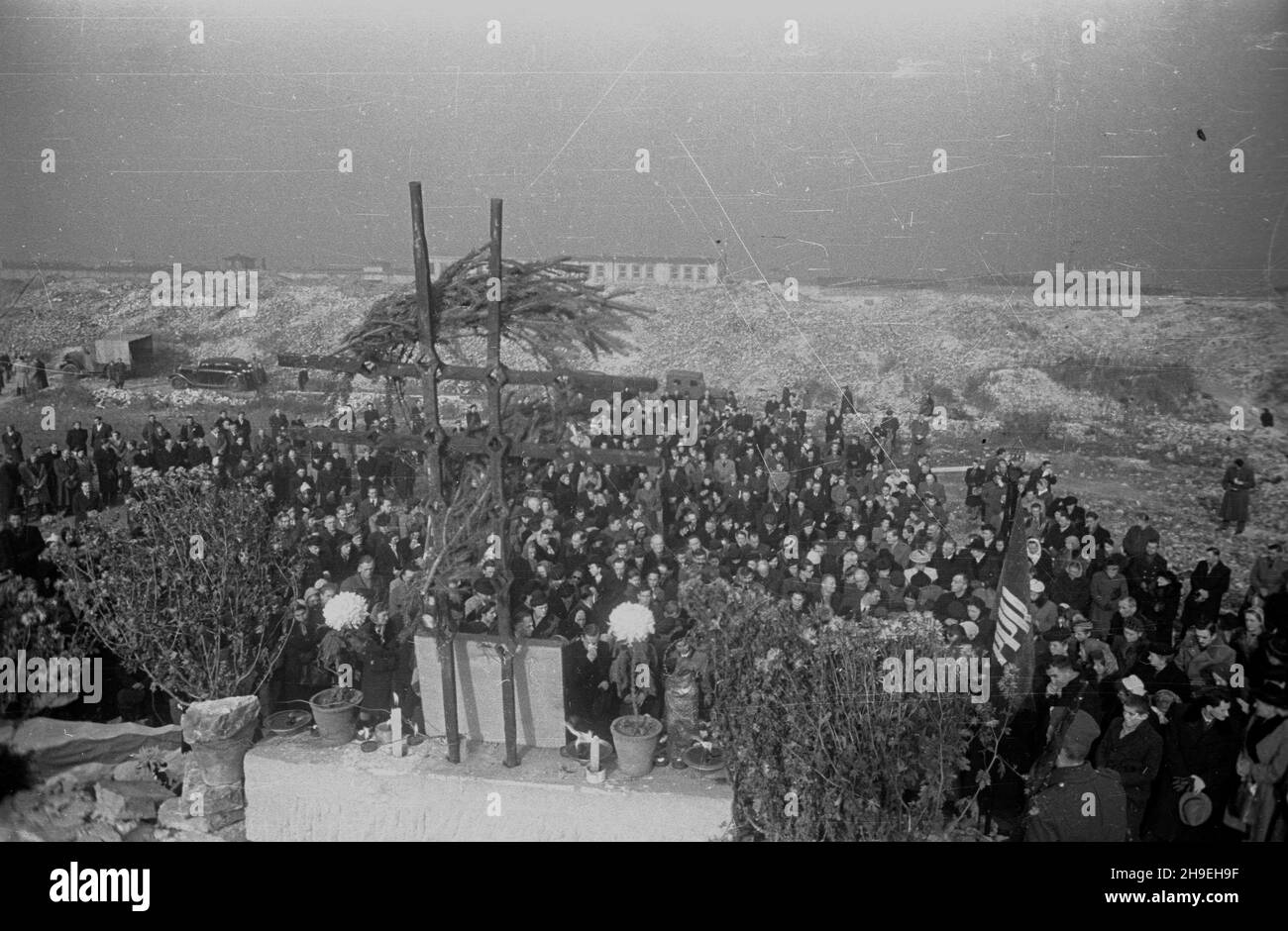 Warszawa, 1947-11-01. Msza ¿a³obna na gruzach Pawiaka w ho³dzie zamordowanym w niemieckich wiêzieniach i obozach. NZ. o³tarz polowy z krzy¿em wykonanym z krat wiêziennych. W g³êbi ruiny getta. ps/gr PAP Warschau, 1. November 1947. Die Trauermesse zu Ehren der in deutschen Gefängnissen und Konzentrationslagern ermordeten Menschen wurde in den Ruinen von Pawiak, dem ehemaligen Gefängnis, angeboten. Im Bild: Der Altar mit dem Kreuz aus Gefängnisstangen. Im Hintergrund die Ruinen des Ghettos. ps/gr PAP Stockfoto