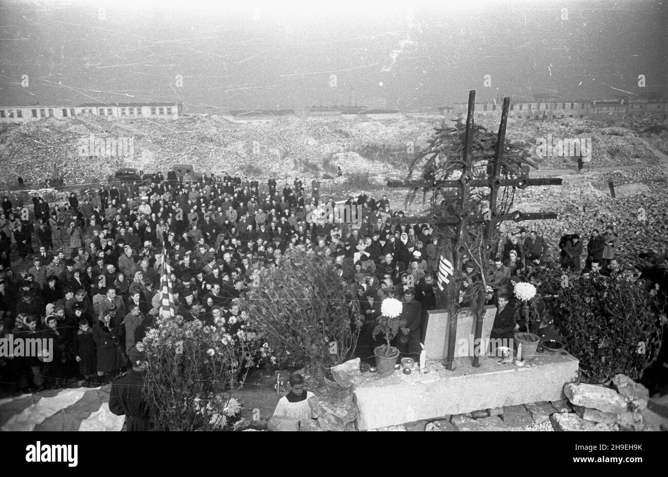 Warszawa, 1947-11-01. Msza ¿a³obna na gruzach Pawiaka w ho³dzie zamordowanym w niemieckich wiêzieniach i obozach. NZ. o³tarz polowy z krzy¿em wykonanym z krat wiêziennych. W g³êbi ruiny getta. ps/gr PAP Warschau, 1. November 1947. Die Trauermesse zu Ehren der in deutschen Gefängnissen und Konzentrationslagern ermordeten Menschen wurde in den Ruinen von Pawiak, dem ehemaligen Gefängnis, angeboten. Im Bild: Der Altar mit dem Kreuz aus Gefängnisstangen. Im Hintergrund die Ruinen des Ghettos. ps/gr PAP Stockfoto