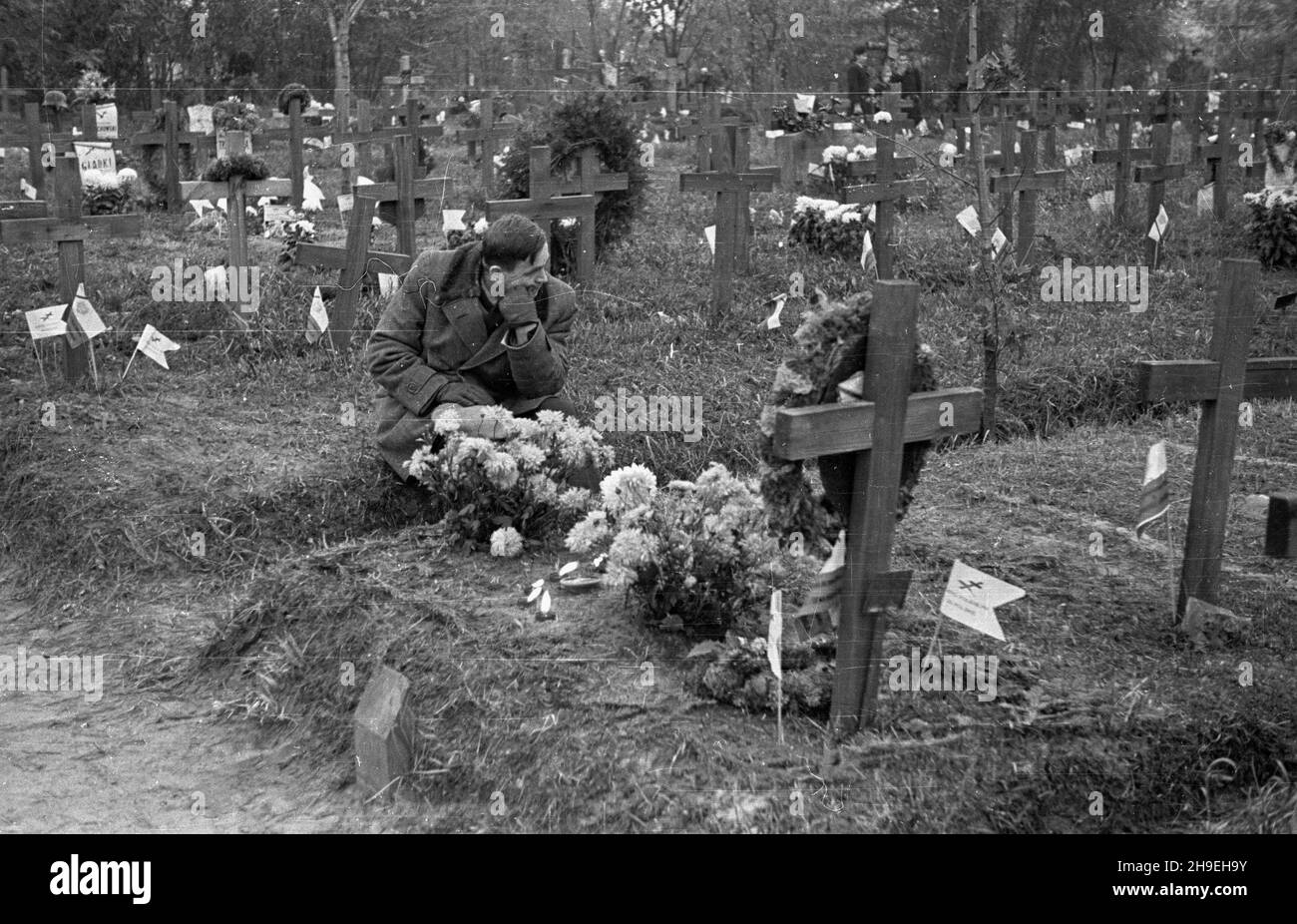 Warszawa, 1947-11-01. Dzieñ Wszystkich Œwiêtych na cmentarzu Wojskowym na Pow¹zkach. NZ. mê¿czyzna wœród grobów ¿o³nierzy Armii Krajowej. ps/gr PAP Warschau, 1. November 1947. Allerheiligen auf dem Powazki Militärfriedhof. Bild: Ein Mann an Gräbern der Soldaten der Heimatarmee. ps/gr PAP Stockfoto