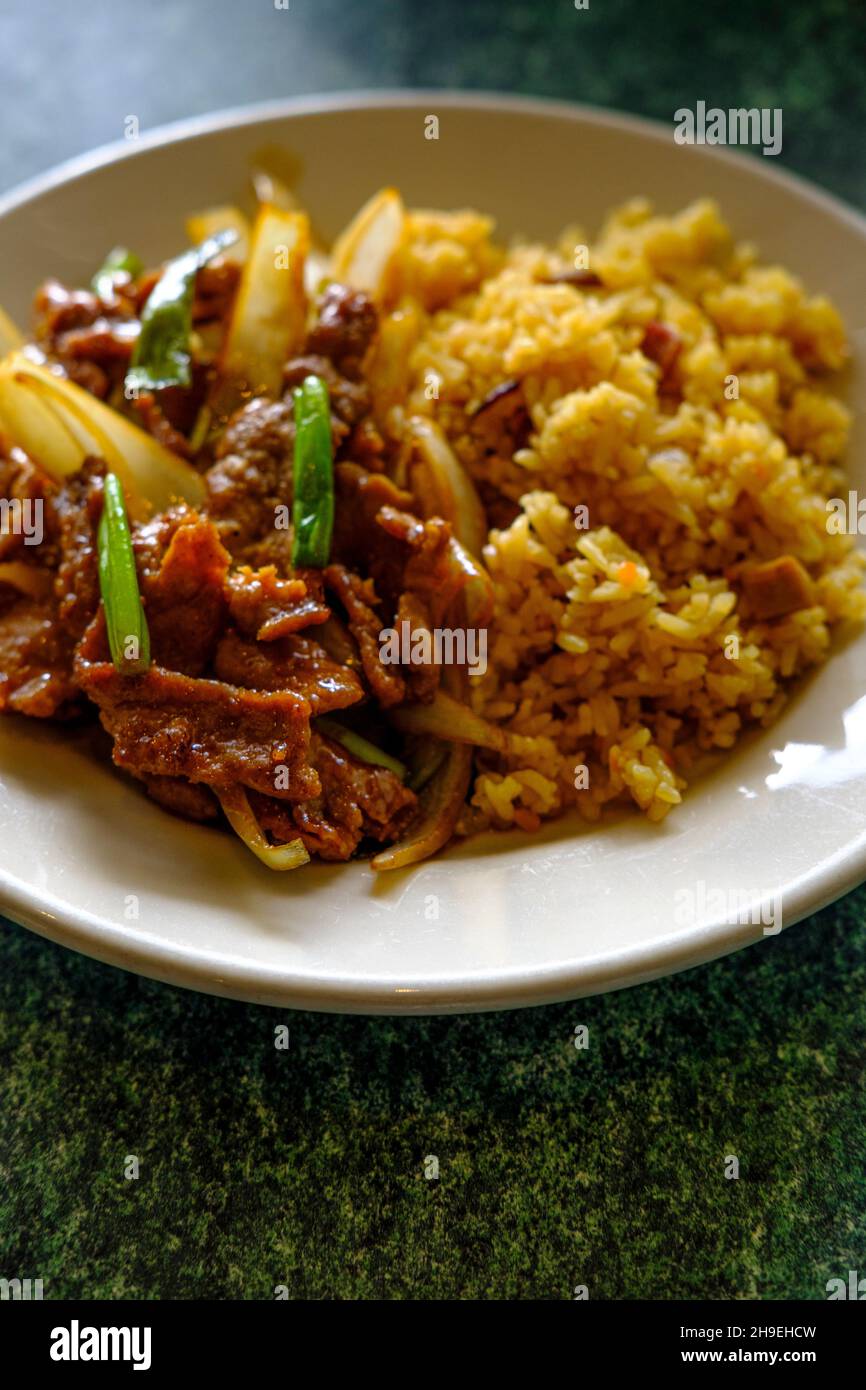 Chinesisches Pfeffersteak mit gebratenem Schweinefleisch-Reis am lokalen Buffet Stockfoto