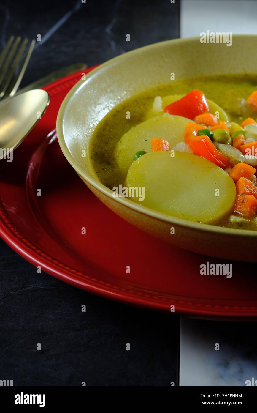 Peruanische Koriander-Hühnersuppe oder Aguadito de Pollo mit yukon-Goldkartoffeln und Mais Stockfoto