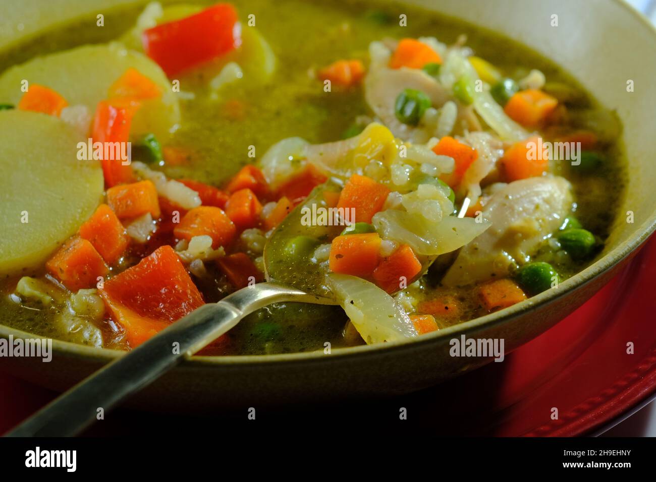 Peruanische Koriander-Hühnersuppe oder Aguadito de Pollo mit yukon-Goldkartoffeln und Mais Stockfoto