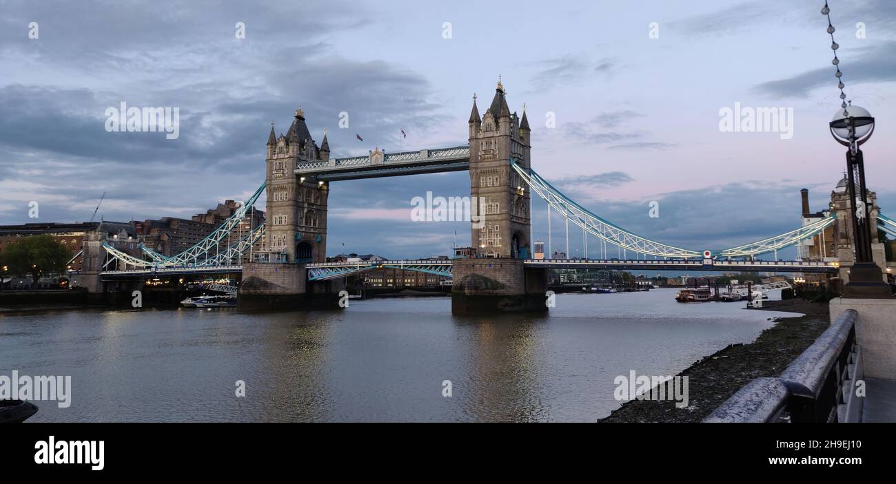 Schöne Aussicht auf die Tower Bridge in London, Großbritannien Stockfoto