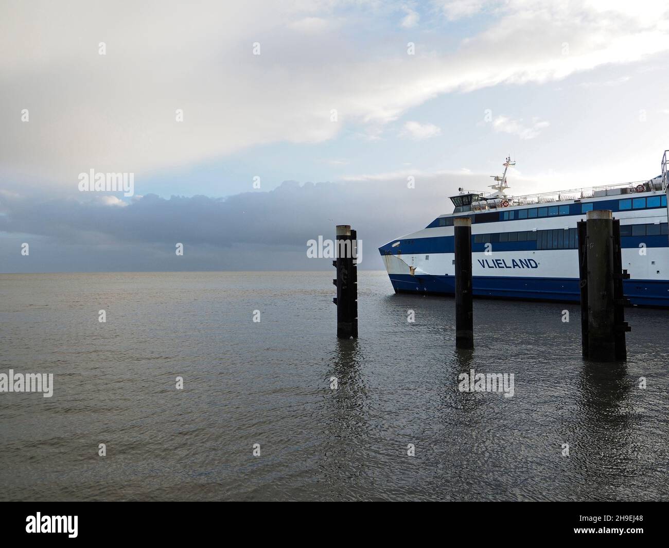 Die Fähre von der Insel Vlieland nach Harlingen, Friesland, Niederlande. Die Fahrt über das flache Wattenmeer dauert etwa 90 Minuten. Stockfoto