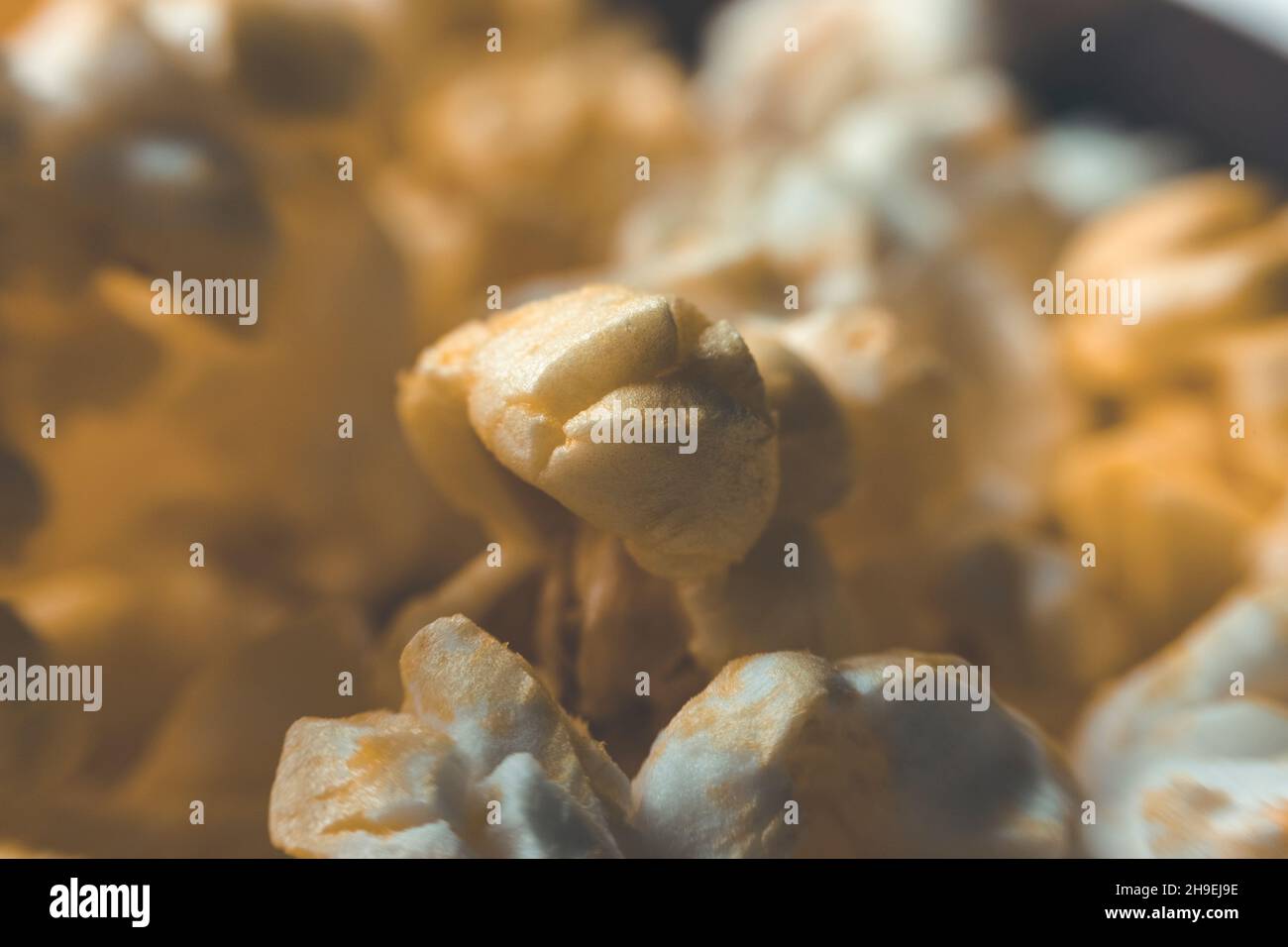 Hausgemachtes Kino-Popcorn mit Butter in Holzschüssel für den Filmabend Stockfoto