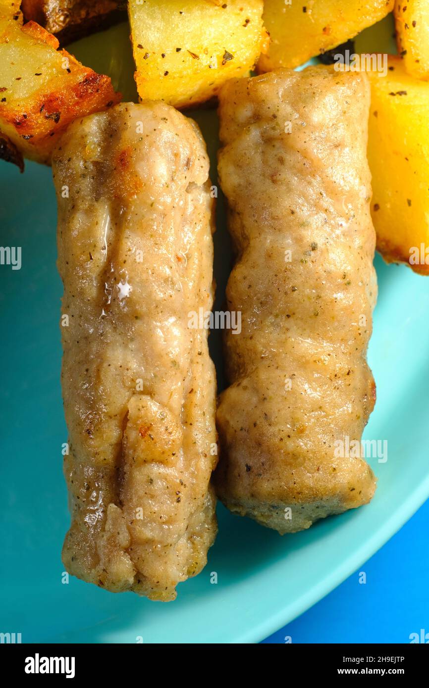 Nahaufnahme Makrofrühstück Wurst mit Plastikutensilien als lustiges Kinderfrühstück Stockfoto