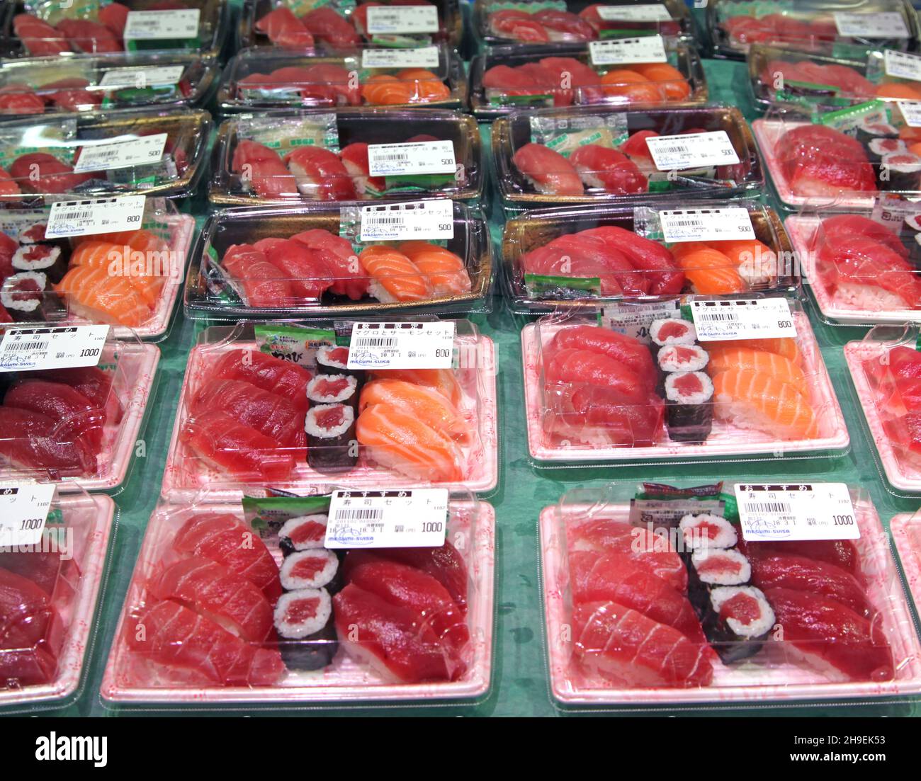 Sehr frisches Sushi mit Thunfisch und Lachs, das auf einem der äußeren Fischmärkte in Tsukiji vorverpackt ist. Tokio, Japan. Stockfoto