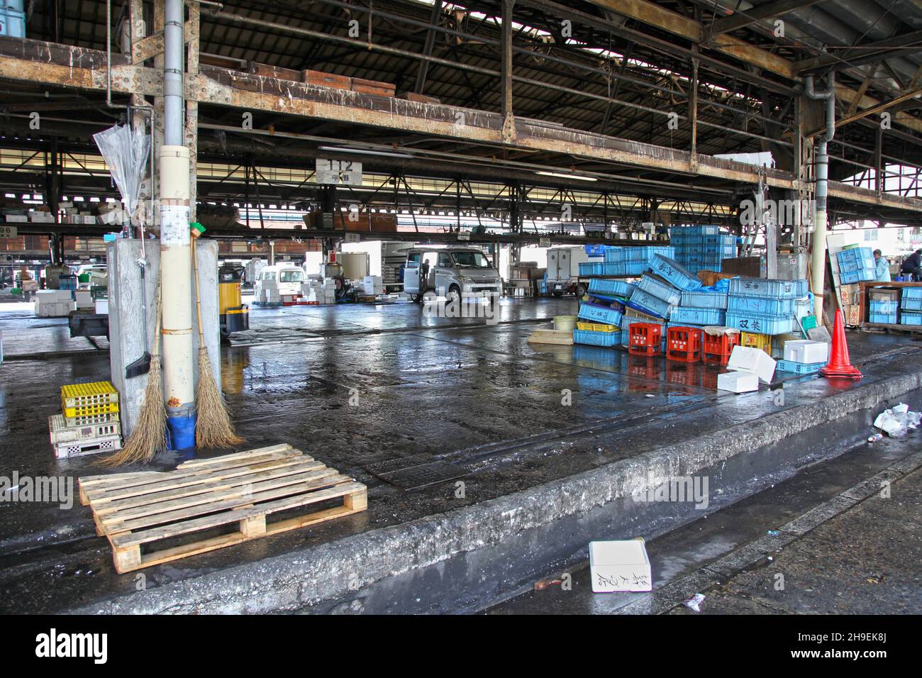 Der Ladebereich für Lastwagen, um frische Meeresfrüchte auf dem Tsukiji-Fischmarkt im Tokioter Tsukiji-Viertel zu sammeln. Stockfoto
