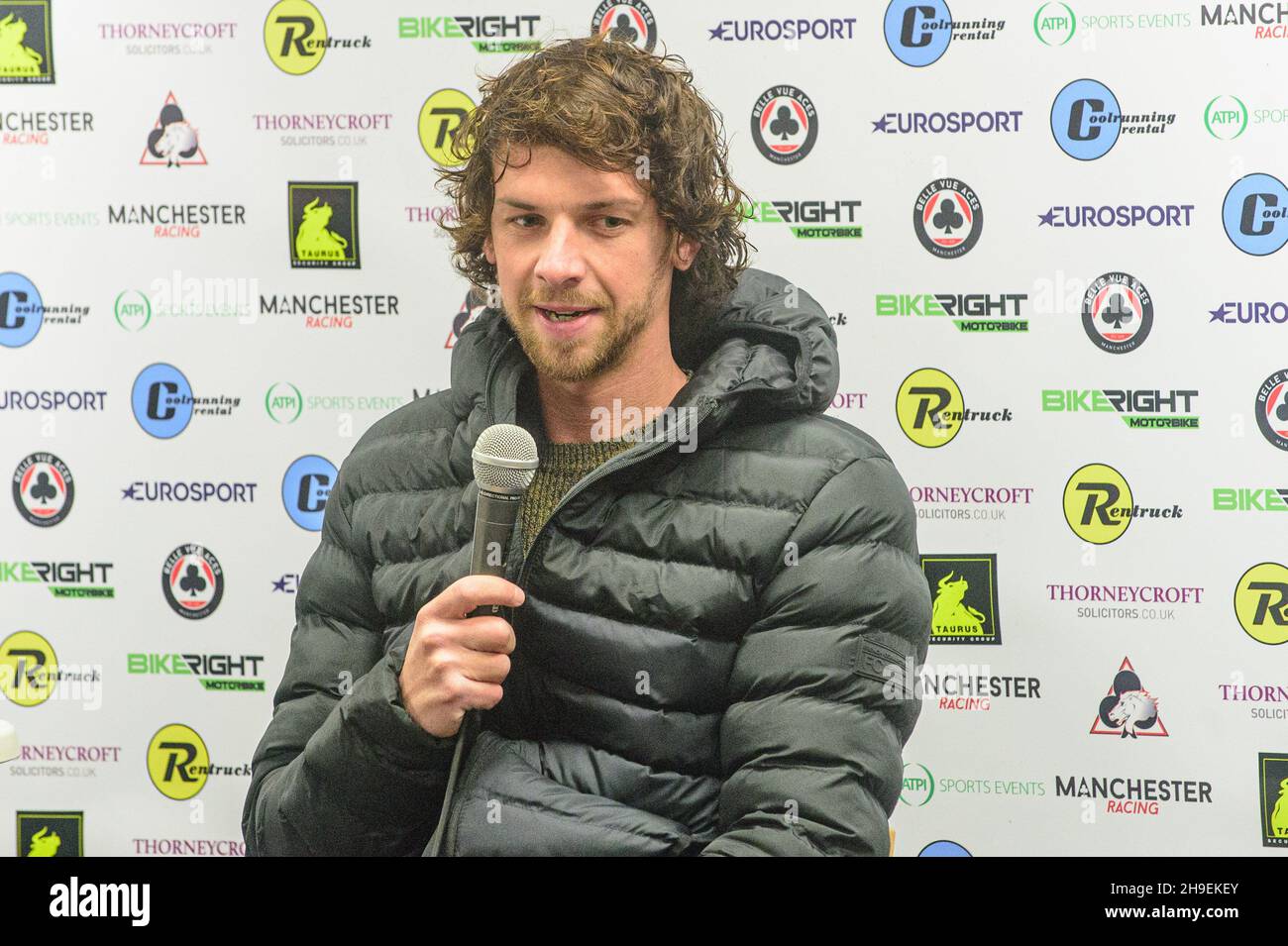 MANCHESTER, GBR. DEZ 6th Charles Wright, der zurückkehrende Fahrer von Belle Vue, beantwortet die Fragen der Fans während des „Christmas Cracker“ von Belle Vue Aces am Montag, den 6th. Dezember 2021 im National Speedway Stadium in Manchester. (Kredit: Ian Charles | MI News) Kredit: MI News & Sport /Alamy Live News Stockfoto