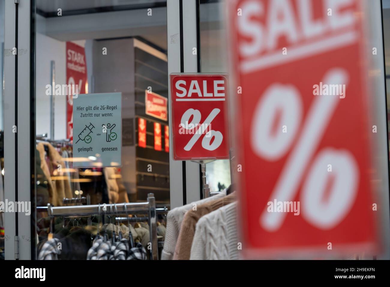 Shop in der Stadt, Königsstraße, während der vierten Corona-Welle, 2G Verordnung, Schilder, in Duisburg, NRW, Deutschland, Stockfoto