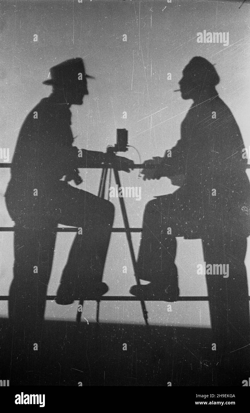 Warszawa, 1947-11. Cienie operatora Polskiej Kroniki Filmowej i fotoreportera. wb PAP Dok³adny dzieñ wydarzenia nieustalony. Warschau, 1947. November. Schatten eines polnischen Kameramanns in Newsreel und eines Pressefotografen. wb PAP Stockfoto