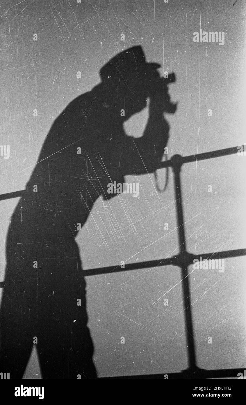 Warszawa, 1947-11. Cieñ fotoreportera. wb PAP Dok³adny dzieñ wydarzenia nieustalony. Warschau, 1947. November. Ein Schatten eines Pressefotografen. wb PAP Stockfoto