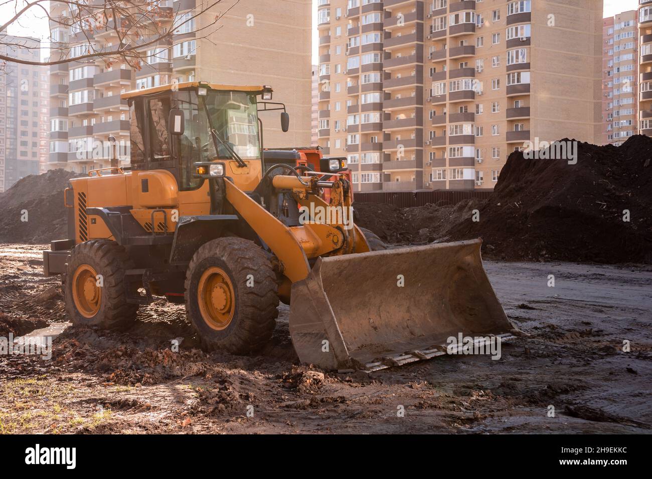 Bulldozer oder Planierraupen auch als Crawler bezeichnet. Motorisierte Maschine, die auf durchgehenden Schienen oder großen Reifen fährt Stockfoto