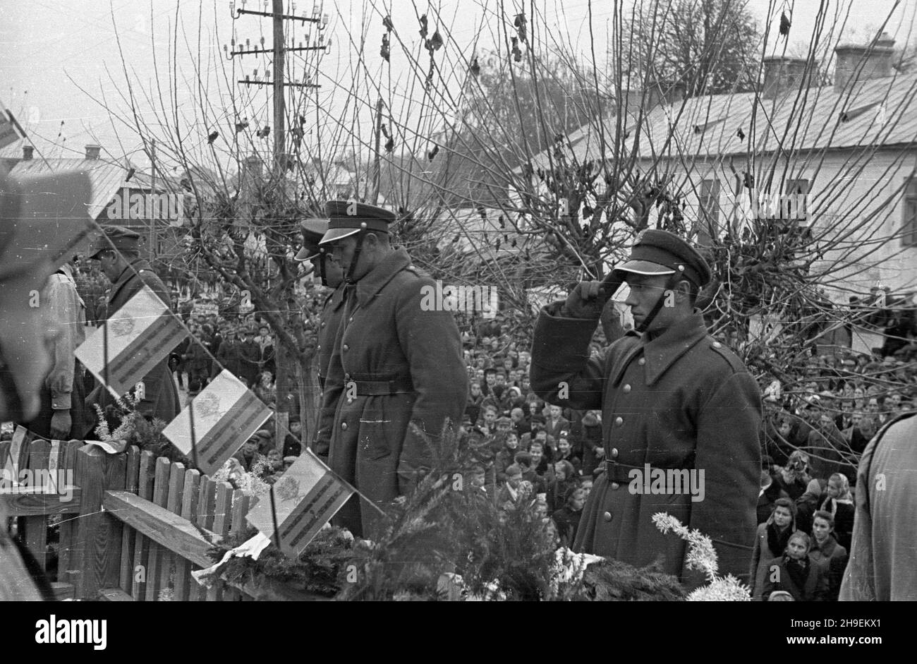 I³¿A, 1947-11-02. Uroczystoœæ nadania szpitalowi imienia Heleny Wolf (doktor Anki), lekarki i ¿o³nierza Armii Ludowej poleg³ej w walce z Niemcami. NZ. Przedstawiciele Wojska Polskiego Przy Grobie dr. Anki. ps/gr PAP Ilza, 2. November 1947. Die Zeremonie der Benennung eines örtlichen Krankenhauses nach Helena Wolf (Doktor Anka), der Ärztin und Soldaten der Volksarmee (AL), die während des Kampfes gegen die Nazis gefallen war. Im Bild: Vertreter der polnischen Armee am Grab von Doktor Anka. ps/gr PAP Stockfoto