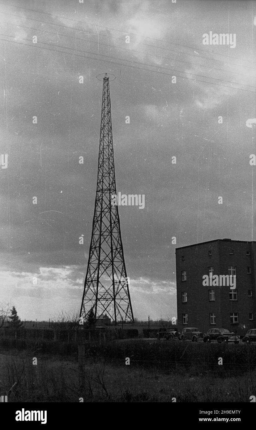 Wroc³aw, 1947-11-16. Inauguracja dzia³alnoœci rozg³oœni wroc³awskiej Polskiego Radia. NZ. Drewniany maszt radiowy o mocy 50 kW. Obok, na parkingu, samochody goœci uczestnicz¹cych w uroczystim otwarciu rozg³oœni. bk/ppr PAP Breslau, 16. November 1947: Einweihung des polnischen Rundfunksenders Breslau. Im Bild: 50 kW-Funkmast aus Holz. Auf dem Parkplatz - Autos der Gäste, die an der Einweihungsfeier des Bahnhofs teilnehmen. bk/ppr PAP Stockfoto