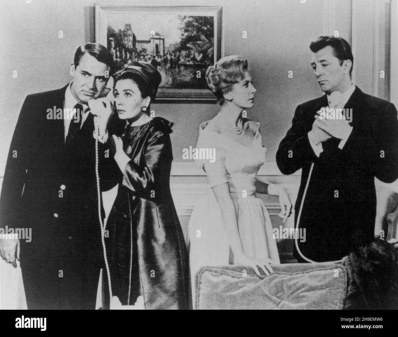 VERÖFFENTLICHUNG: 23. Dezember 1960 TITEL: The Grass is Greener STUDIO: Universal Pictures REGIE: Stanley Donen HANDLUNG: Victor und Hilary haben Führungen in ihrem englischen Herrenhaus. Ein US-Ölmagnaten „stößt“ auf Hilary während einer Tour und bezaubert sich in ihr Herz. Unterdessen verfolgt Hattie Victor. MIT: CARY GRANT als Victor Rhyall, DEBORAH KERR als Lady Hilary, ROBERT MITCHUM als Charles Delacro und JEAN SIMMONS als Hattie Durant. (Kreditbild: ©Universal Pictures/Entertainment Pictures) Stockfoto