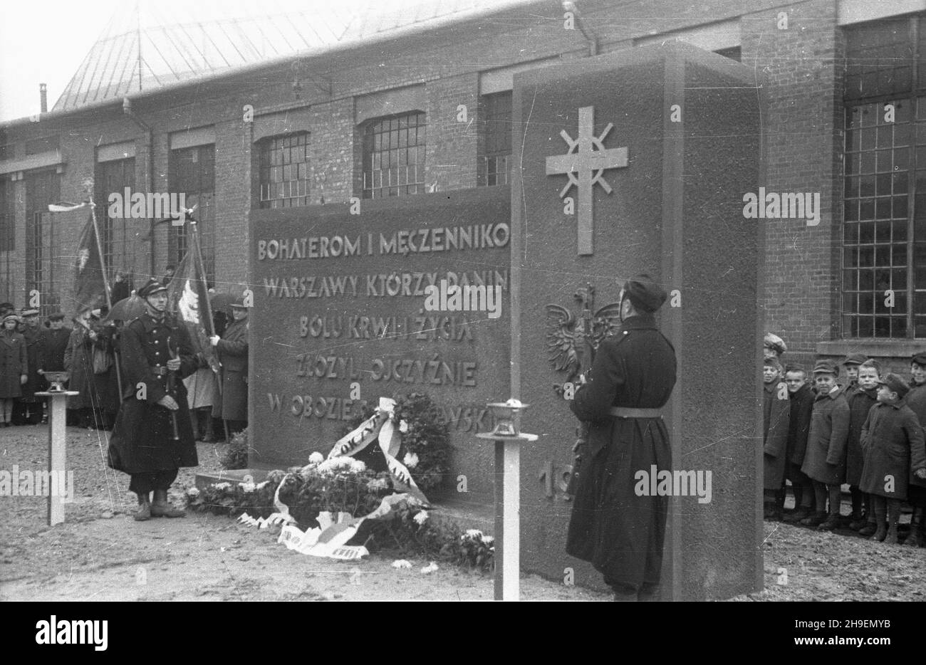 Pruszków, 1947-11-16. Zak³ady Naprawcze Taboru Kolejowego. Uroczystoœæ ods³oniêcia pomnika ku czci ofiar niemieckiego obozu przejœciowego, do którego kierowano ludnoœæ cywiln¹ Warszawy w czasie i po upadku Powstania Warszawskiego, od sierpnia 1944 do 17 stycznia 1945. Obóz powsta³ na terenie warsztatów kolejowych. Pomnik zaprojektowa³ pracownik zak³adów Antoni Wysocki. NZ. warta honorowa Przy Pomniku. bk/mgs PAP Pruszkow, 16. November 1947. Die Reparaturanlage von Eisenbahnrollmaterial. Die Zeremonie der Enthüllung eines Denkmals für die Victis des Nazi-Übergangslagers, für das die Warschauer Zivilbevölkerung einwohnend war Stockfoto