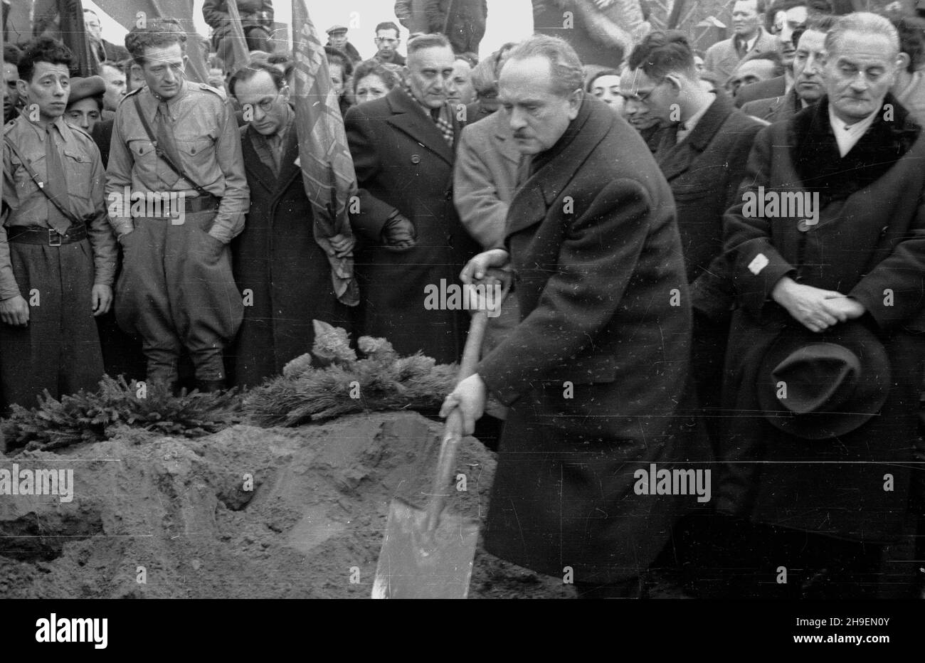 Warszawa, 1947-11-16. Piêædziesiêciolecie ¯ydowskiej Partii Robotniczej Bund (1897-1947). Cmentarz ¯ydowski przy ul. Okopowej. Drugiego dnia obchodów uczestnicy kongresu jubileuszowego wziêli udzia³ w ods³oniêciu pomnika ku czci ¿ydowskich bojowników walcz¹cych w getcie i partyzantzce oraz powtórnym pogrzebie Leona Fajnera, przywódcy Bundu w czasie okupacji niemieckiej, zmar³ego w lutym 1945 w Lublinie. NZ. przewodnicz¹cy Centralnego Komitetu Bundu Micha³ Szuldenfrei (1P) i sekretarz Centralnego Komitetu Bundu Salo Fiszgrund (2P). bk/mgs PAP Warschau, 16. November 1947. Das 50th-jährige Jubiläum Stockfoto