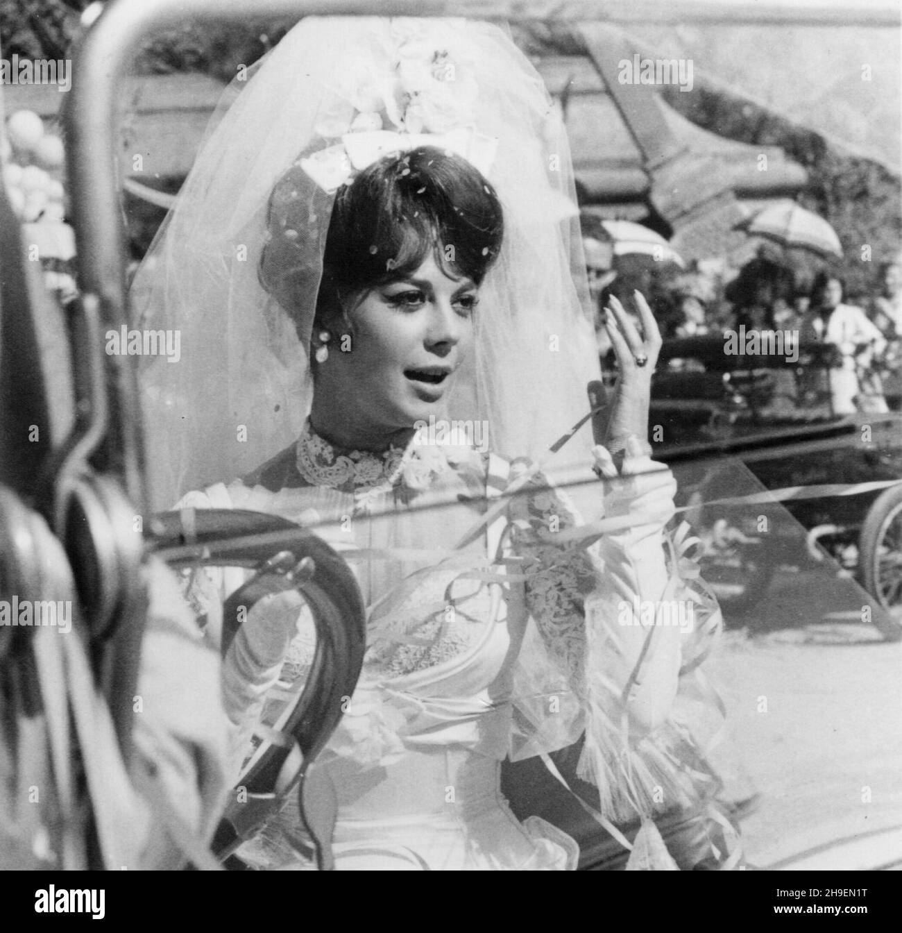 VERÖFFENTLICHUNG: 1. Juli 1965 TITEL: The Great Race STUDIO: Warner Bros. REGIE: Blake Edwards PLOT: Anfang des 20th. Jahrhunderts führen zwei Rivalen, die heroische Leslie und der verabscheuungswürdige Professor Fate, ein episches Autorennen von New York nach Paris durch. HAUPTROLLE: NATALIE WOOD als Maggie Dubois. (Kreditbild: ©Warner Bros./Entertainment Picturs.) Stockfoto