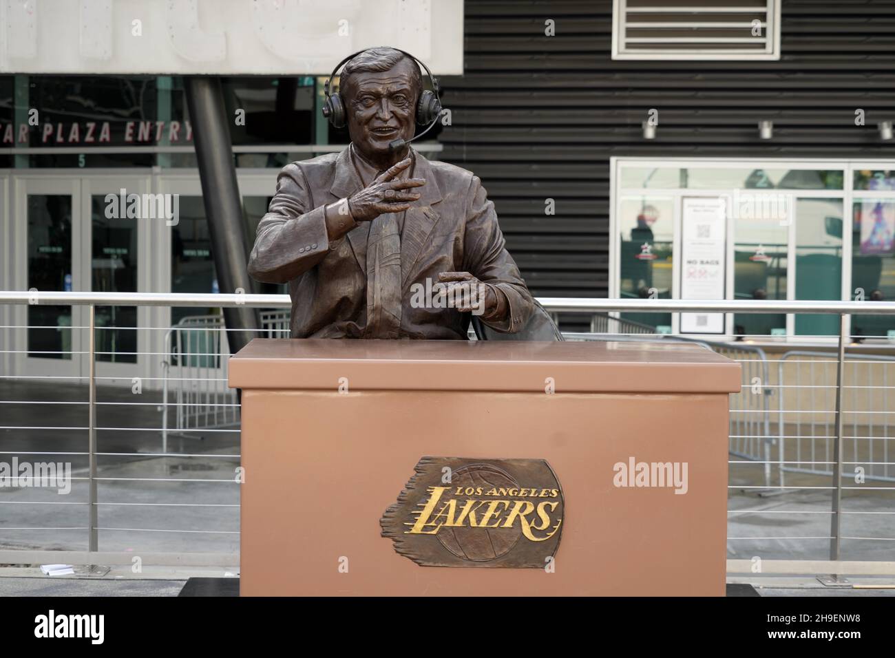 Eine Statue des ehemaligen Fernsehsenders Chick Hearn der Los Angeles Lakers im Star Plaza im Staples Center (Crypto.com Arena), Montag, 6. Dezember 2021, in Los Angeles. Stockfoto