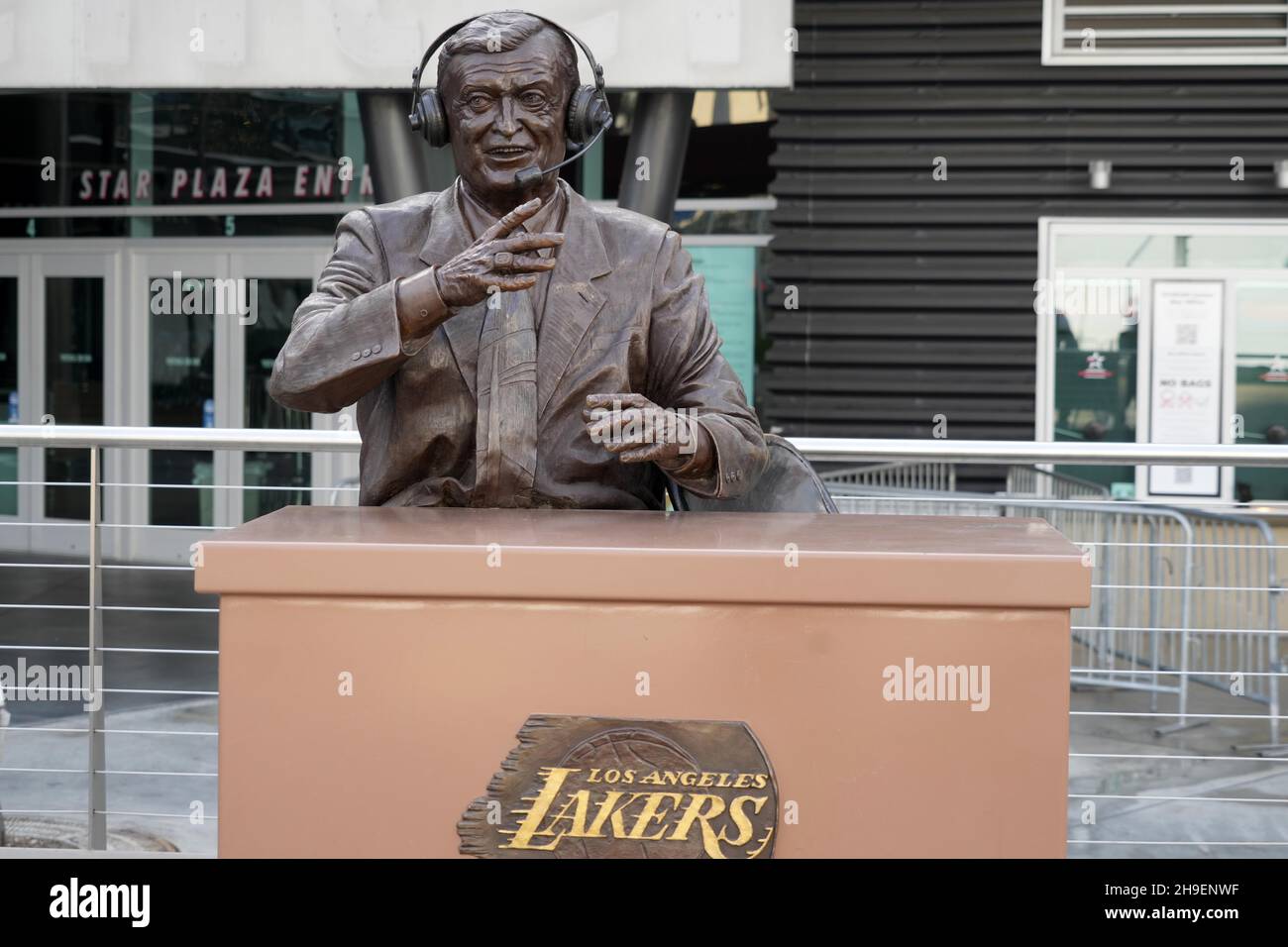 Eine Statue des ehemaligen Fernsehsenders Chick Hearn der Los Angeles Lakers im Star Plaza im Staples Center (Crypto.com Arena), Montag, 6. Dezember 2021, in Los Angeles. Stockfoto