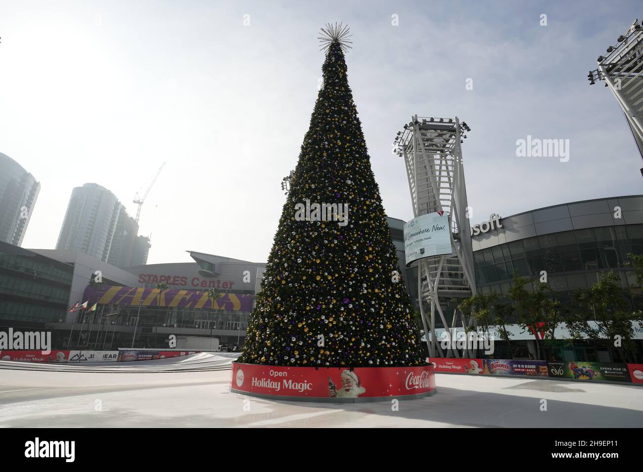 Ein Weihnachtsbaum ist auf der LA Kings Holiday Eisbahn in L.A. zu sehen Live at the Xbox Plaza and Microsoft Theatre near the Crypto.com Arena, Monday, Dec Stockfoto