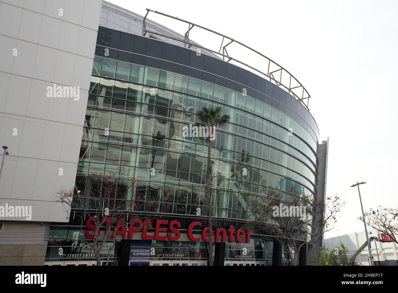 Die Beschilderung im Staples Center wird entfernt, um die Namensrechte für die Crypto.com Arena am Montag, 6. Dezember 2021 in Los Angeles zu ändern. Stockfoto