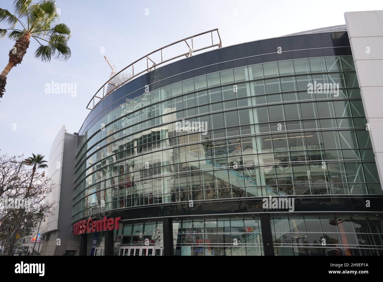 Die Beschilderung im Staples Center wird entfernt, um die Namensrechte für die Crypto.com Arena am Montag, 6. Dezember 2021 in Los Angeles zu ändern. Stockfoto