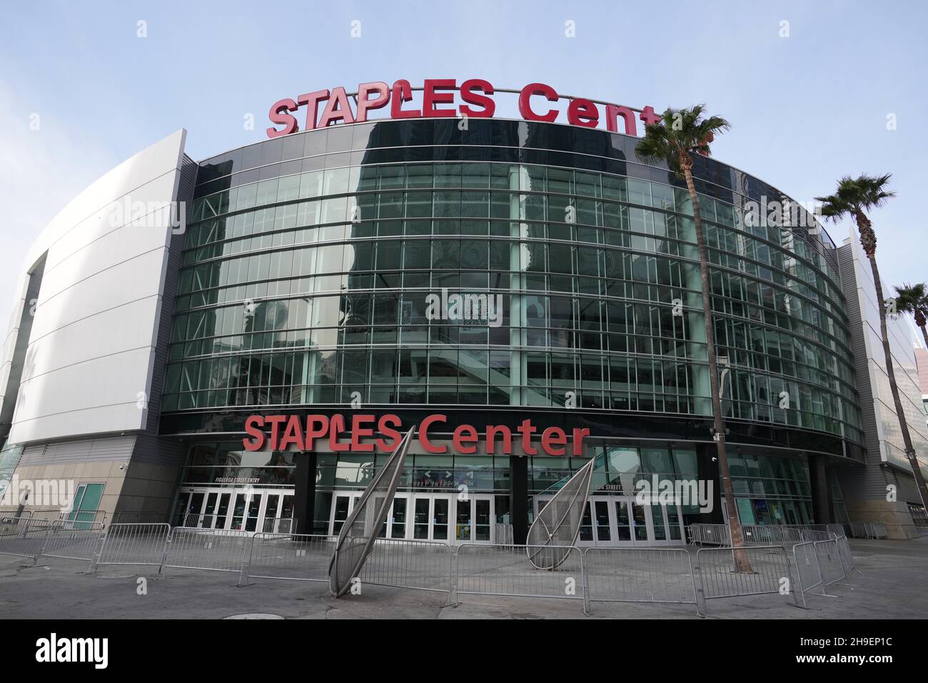 Die Beschilderung im Staples Center wird vor der Änderung der Namensrechte in Crypto.com Arena am Montag, 6. Dezember 2021 in Los Angeles angezeigt. Stockfoto