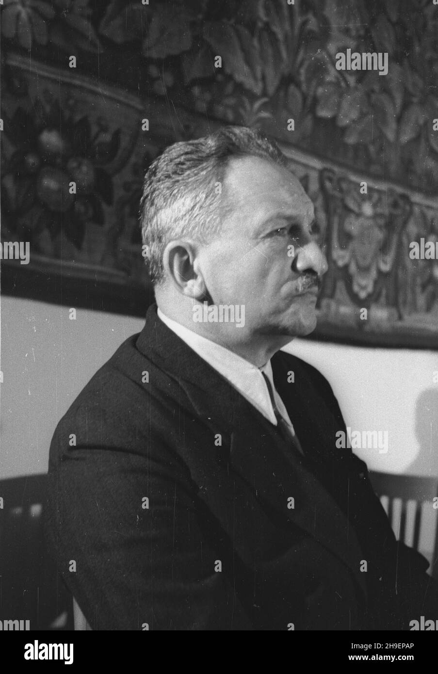 Warszawa, 1947-11-23. Uniwersytet Warszawski. Sala Kolumbnowa. Obchody jubileuszu czterdziestolecia Towarzystwa Naukowego Warszawskiego. NZ. Archeolog prof. W³odzimierz Antoniewicz, rektor Uniwersytetu Warszawskiego w latach 1936-1939. bk/mgs PAP Warschau, 23. November 1947. Universität Warschau. Cermonien zum 40th-jährigen Bestehen der Warschauer Wissenschaftlichen Gesellschaft. Im Bild: Archäologe prof. Wlodzimierz Antoniewicz, Präsident der Warschauer Universität 1936-1939. bk/mgs PAP Stockfoto