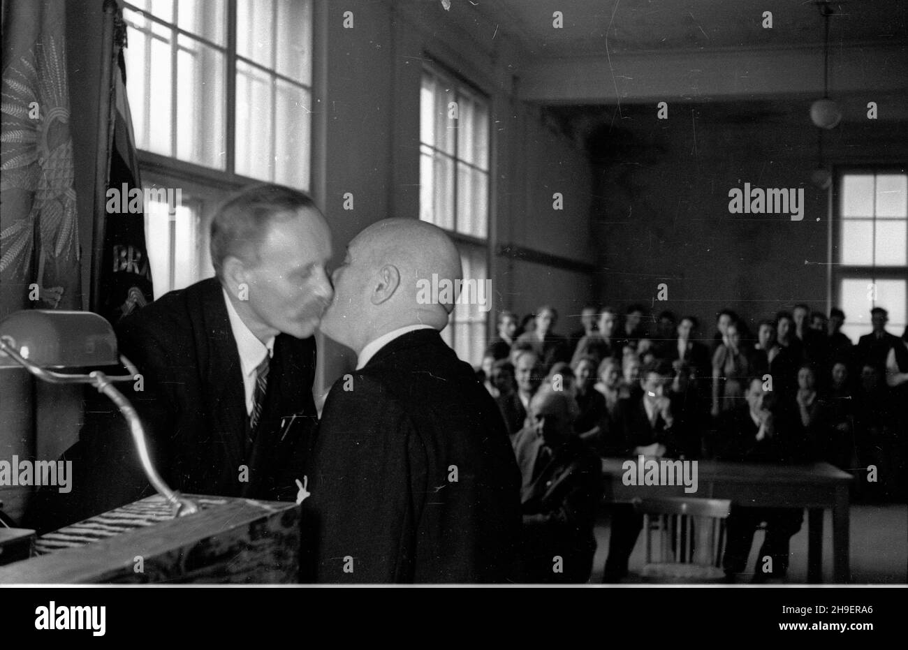 Warszawa, 1947-11-30. Uroczystoœæ rozpoczêcia roku akademickiego na Politechnice Warszawskiej. NZ. rektor Edward Warcha³owski sk³ada gratulacje prof. Tadeuszowi To³wiñskiemu, wyró¿nionemu przez uczelniê tytu³em doktora honoris causa. po/mgs PAP Warschau, 30. November 1947. Eröffnung eines akademischen Jahres an der Technischen Universität Warschau. Im Bild: University President Edward Warchalowski gratuliert Professor Tadeusz Tolwinski, der den Titel eines Ehrendoktors erhielt. po/mgs PAP Stockfoto