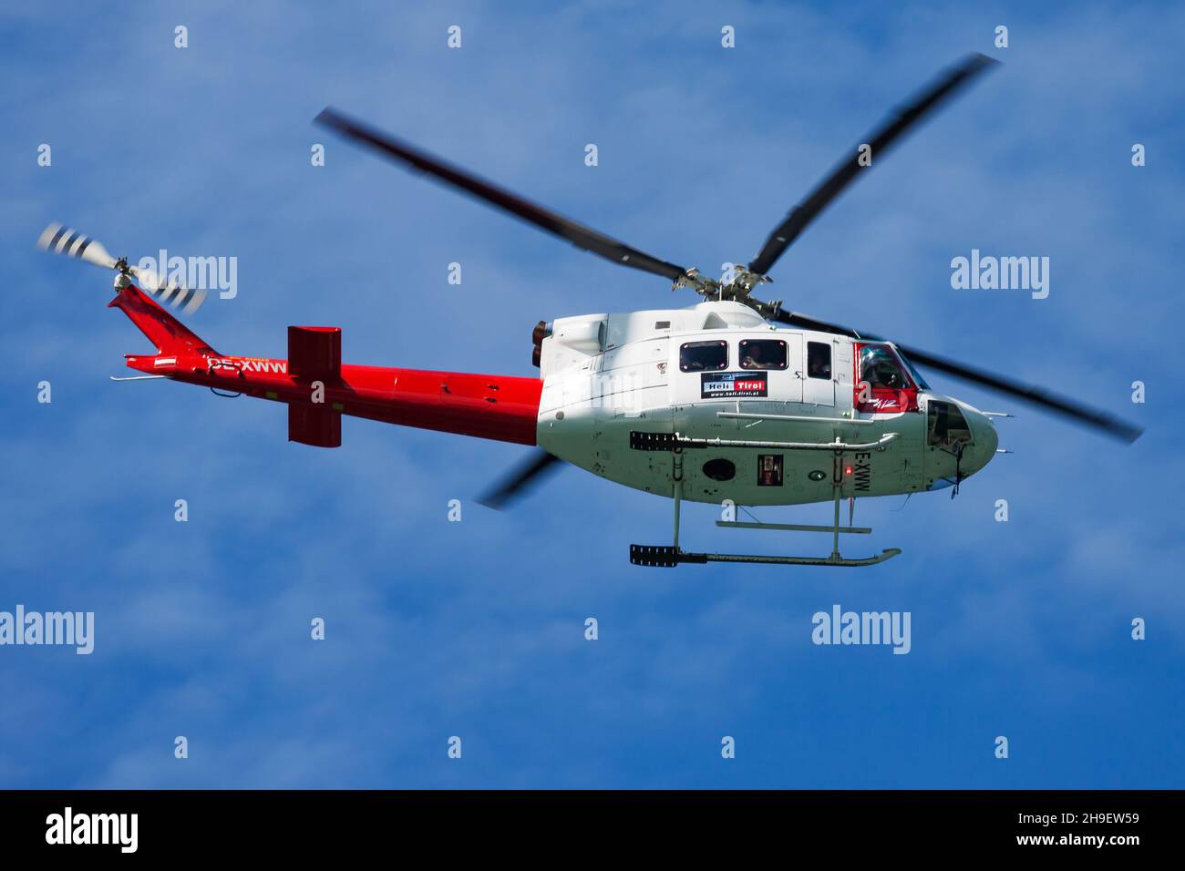 Sankt Wolfgang, Österreich - 5. Juli 2014: Kommerzieller Hubschrauber am Flughafen und Flugplatz. Rotorcraft. Allgemeine Luftfahrtindustrie. Transport von öffentlichen Versorgungsunternehmen Stockfoto