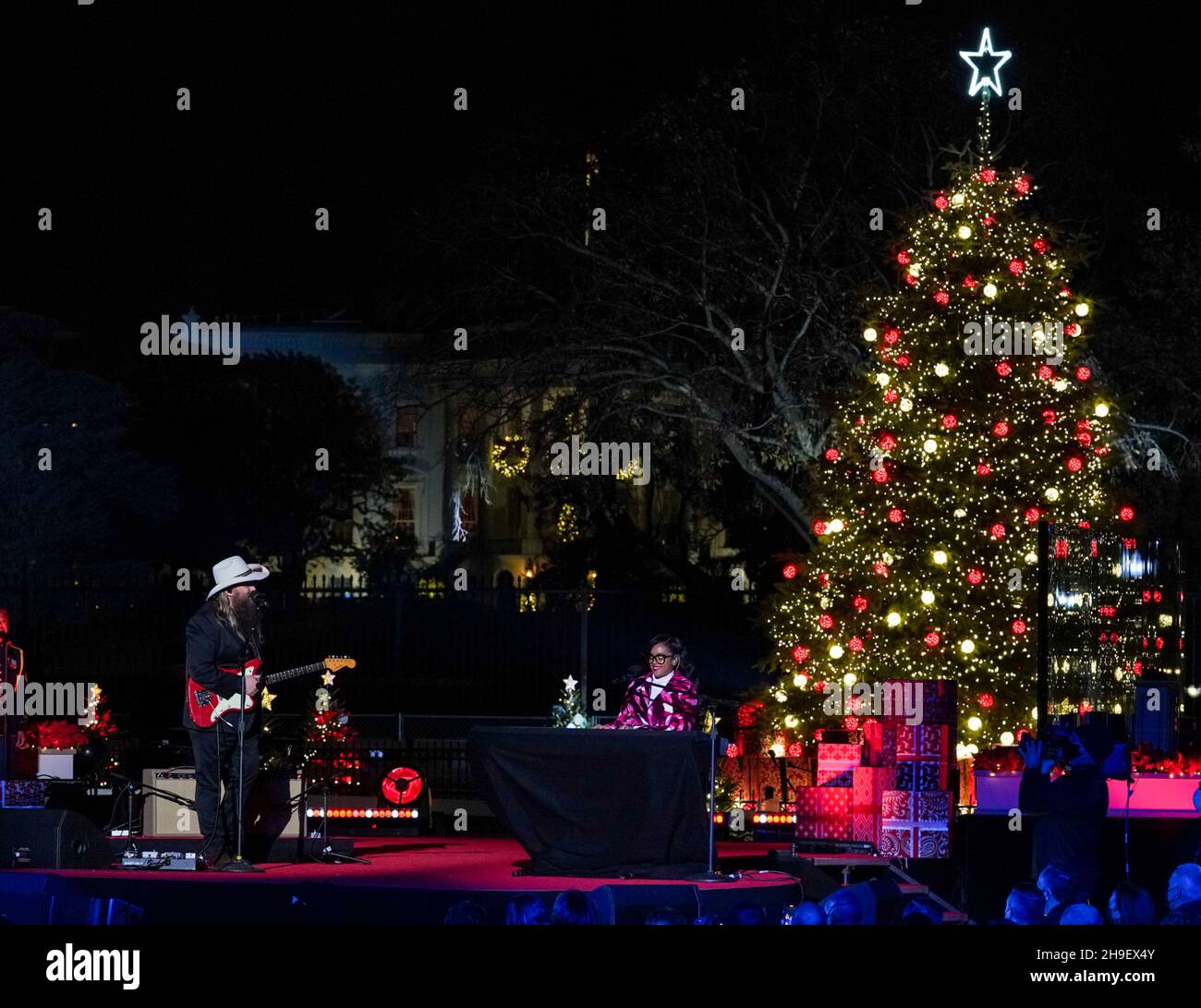 Washington, Vereinigte Staaten von Amerika. 02. Dezember 2021. Chris Stapleton und H.E.R. spielen auf der Bühne während der 99th Beleuchtung der National Christmas Tree Ceremony on the Ellipse, 2. Dezember 2021 in Washington, D.C. Quelle: Tami A. Heilemann/USA Interior Department/Alamy Live News Stockfoto