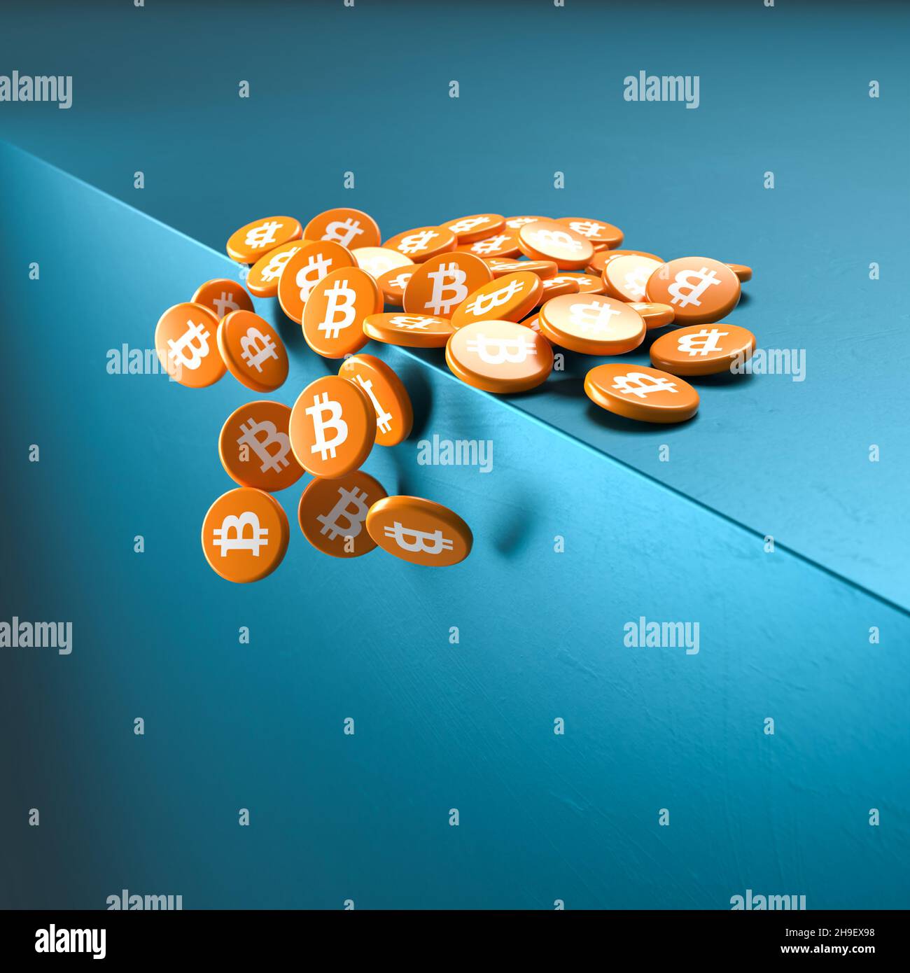 Crash des Bitcoin-Konzepts: Münzen wie Zylinder mit dem Bitcoin-Logo, das über den Rand eines Würfels fällt. Stockfoto