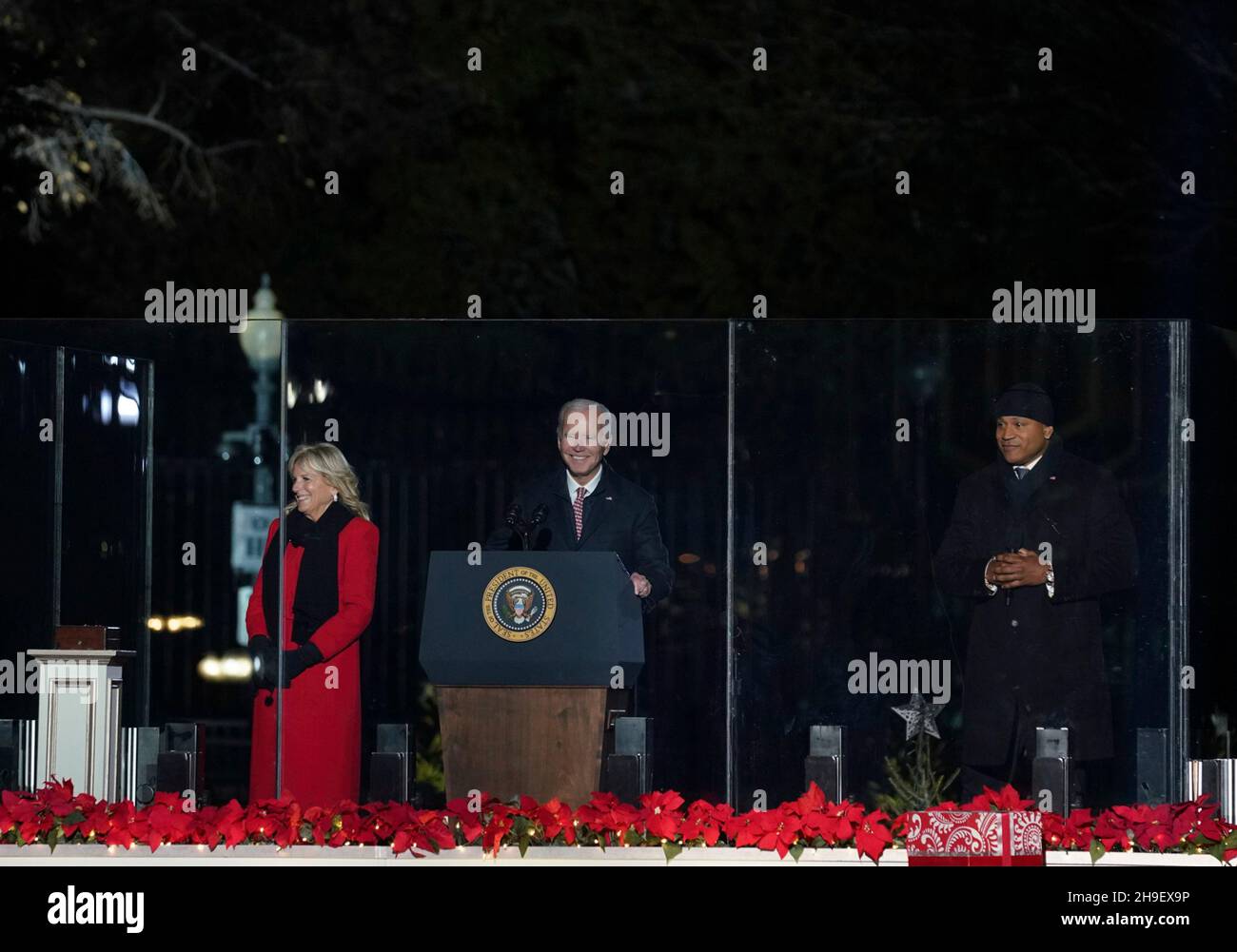 Washington, Vereinigte Staaten von Amerika. 02. Dezember 2021. US-Präsident Joe Biden und First Lady Jill Biden während der Beleuchtung der National Christmas Tree Ceremony 99th auf der Ellipse, 2. Dezember 2021 in Washington, D.C. Quelle: Tami A. Heilemann/US Interior Department/Alamy Live News Stockfoto