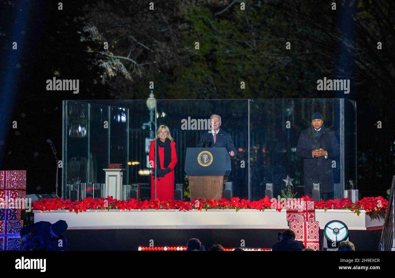 Washington, Vereinigte Staaten von Amerika. 02. Dezember 2021. US-Präsident Joe Biden und First Lady Jill Biden während der Beleuchtung der National Christmas Tree Ceremony 99th auf der Ellipse, 2. Dezember 2021 in Washington, D.C. Quelle: Tami A. Heilemann/US Interior Department/Alamy Live News Stockfoto